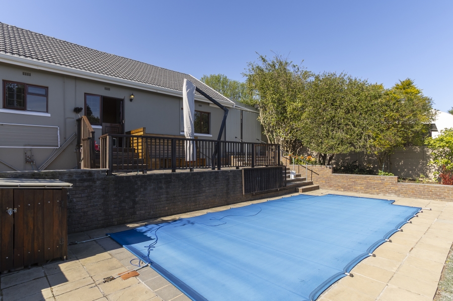 To Let 4 Bedroom Property for Rent in Die Wingerd Western Cape